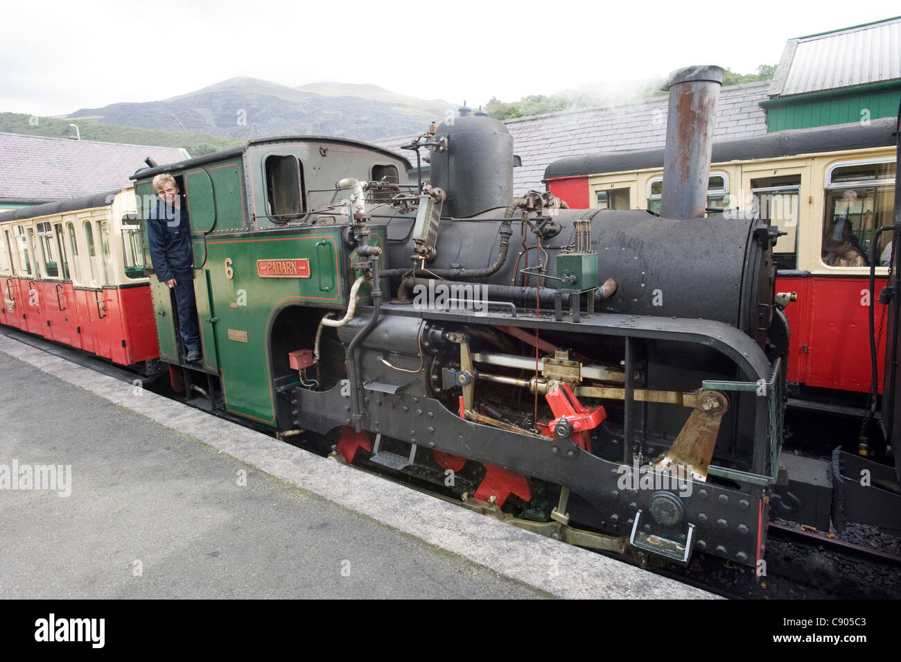 2ft 7-Zoll-Treiber. Schmalspur Dampf Lok Nr. 6 "Padarn" mit seinem Motor Llanberis Bahnhof am Fuße des Mount Snowdon, Snowdonia, Nordwales. Stockfoto