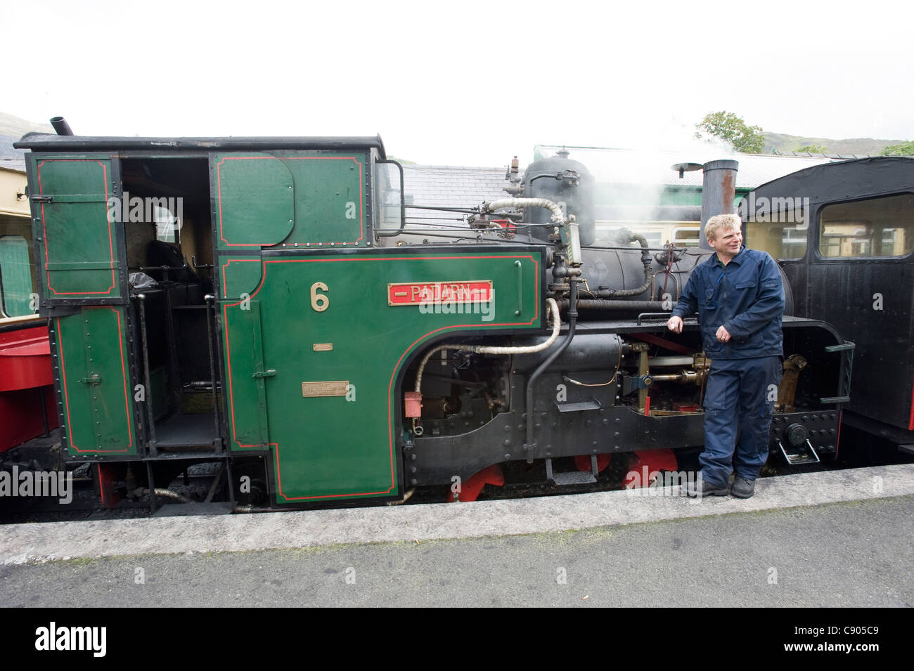 2ft 7-Zoll-Treiber. Schmalspur Dampf Lok Nr. 6 "Padarn" mit seinem Motor Llanberis Bahnhof am Fuße des Mount Snowdon, Snowdonia, Nordwales. Stockfoto