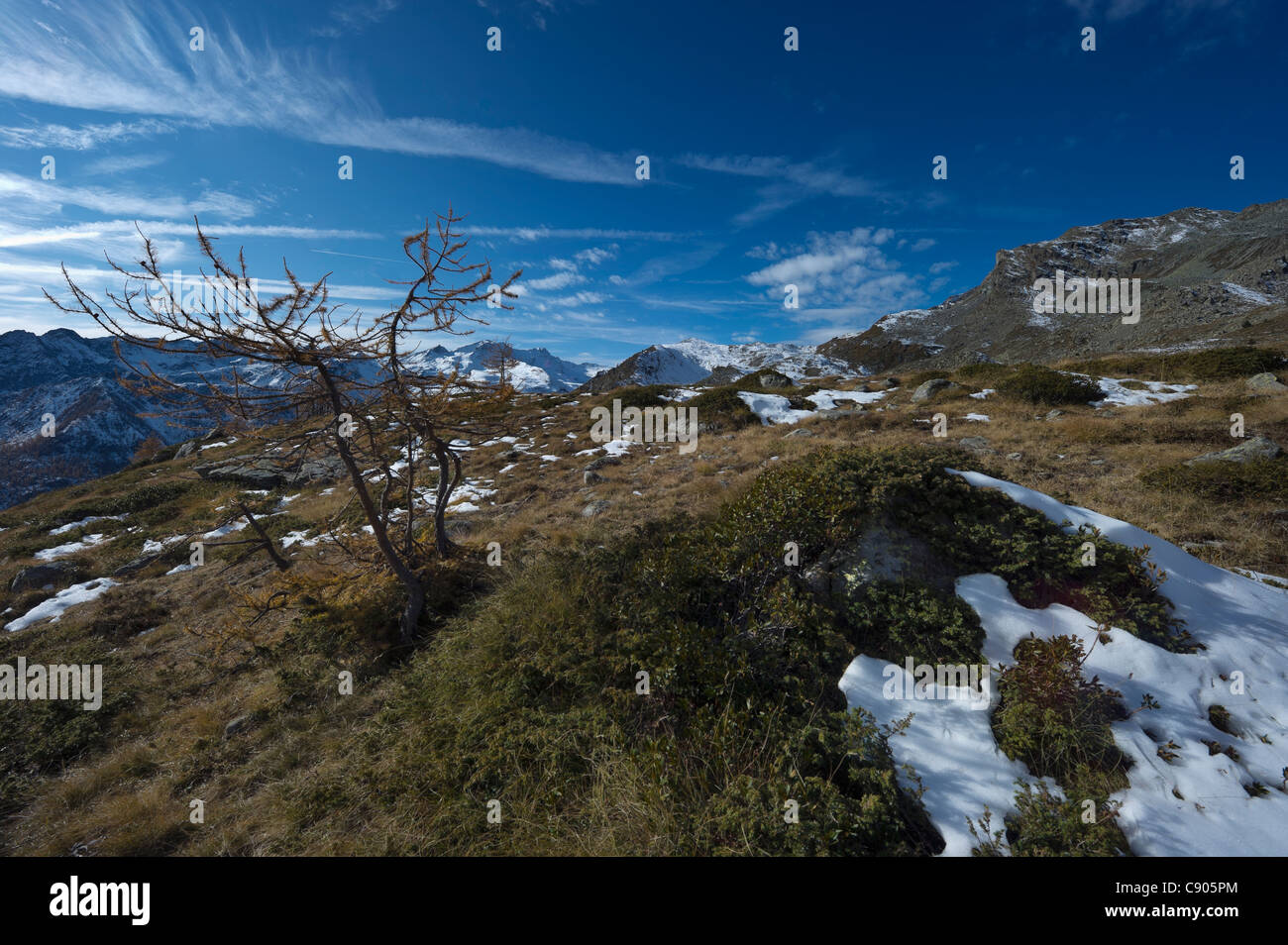 Italien, Aosta-Tal, Monte Avic Regionalpark, Berglandschaft im Gegenlicht Stockfoto