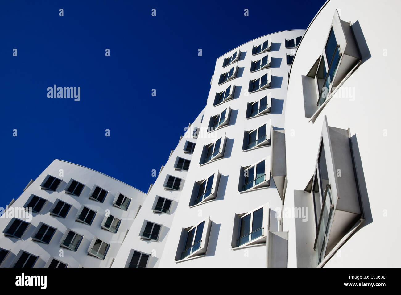 Neuer Zollhof, Gebäude vom Architekten entworfen, Gehry, Medienhafen, Düsseldorf, Nordrhein-Westfalen, Deutschland, Europa Stockfoto