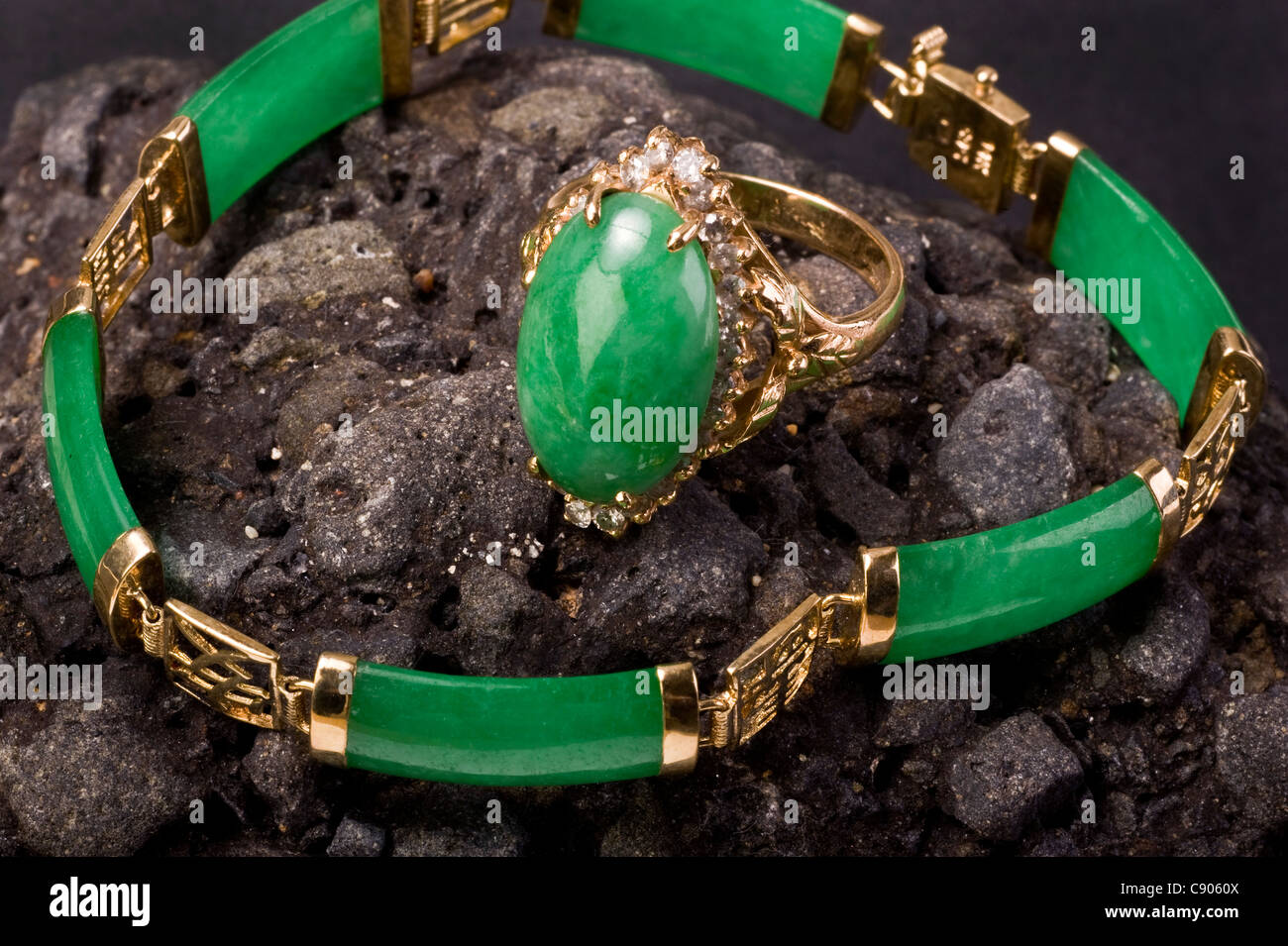 Imperial Green Jade Ring und Armreif. Stockfoto