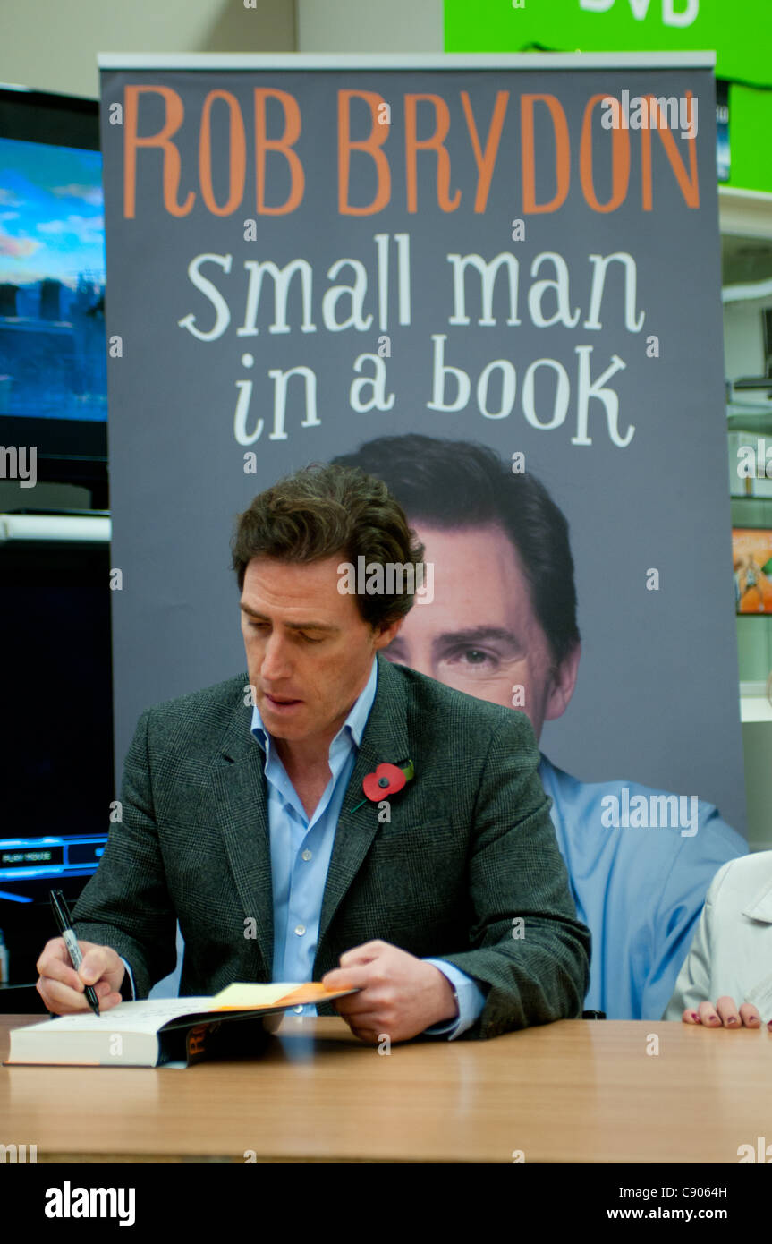 Spondon, UK, 6. November 2011. Rob Brydon bei Spondon Asda, UK während der Promotion seines neuen Buch kleinen Mann in einem Buch Stockfoto