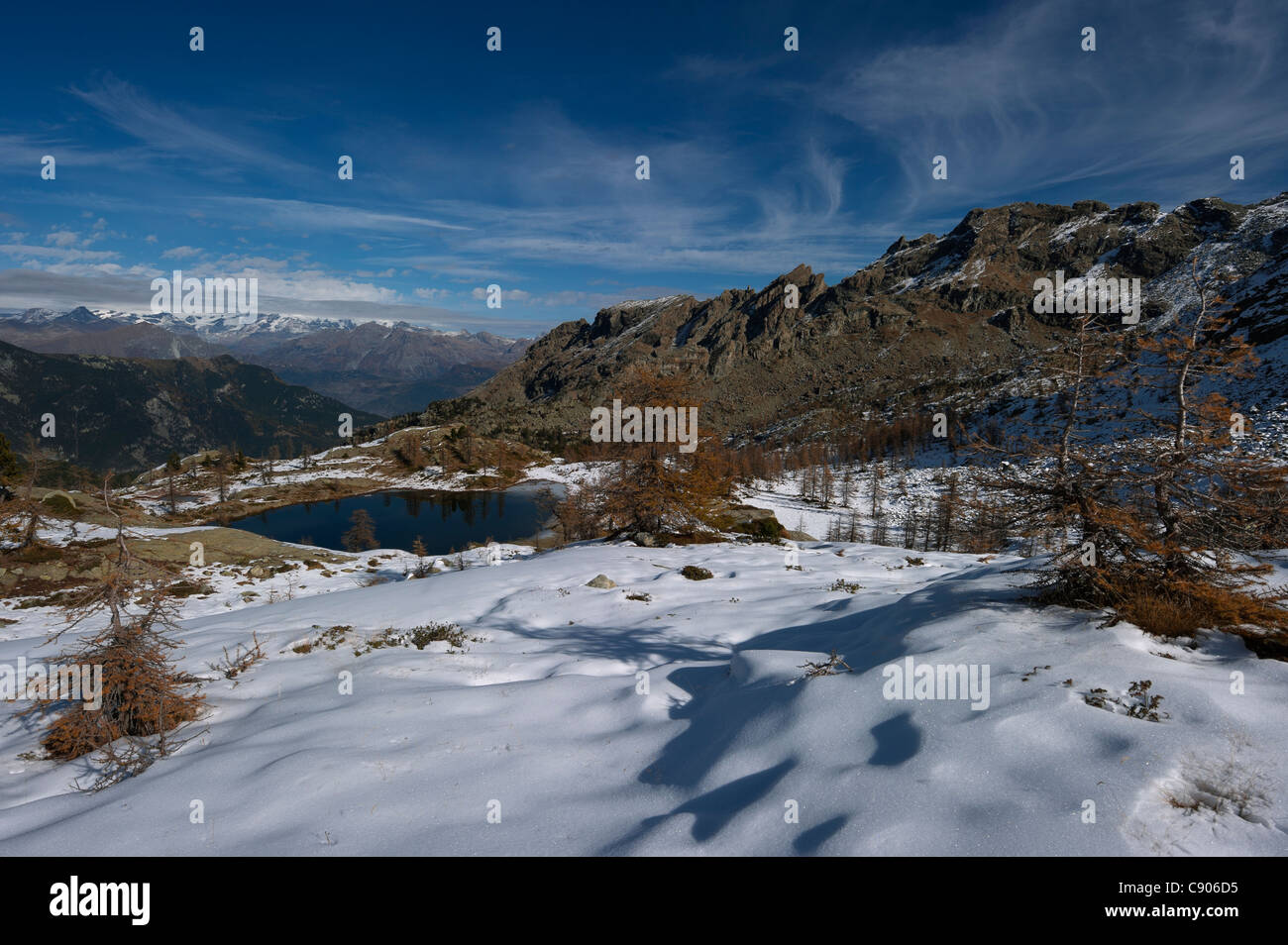 Italien, Aosta-Tal, Monte Avic Regionalpark, Berglandschaft mit dem massiv des Monte Bianco im Hintergrund Stockfoto