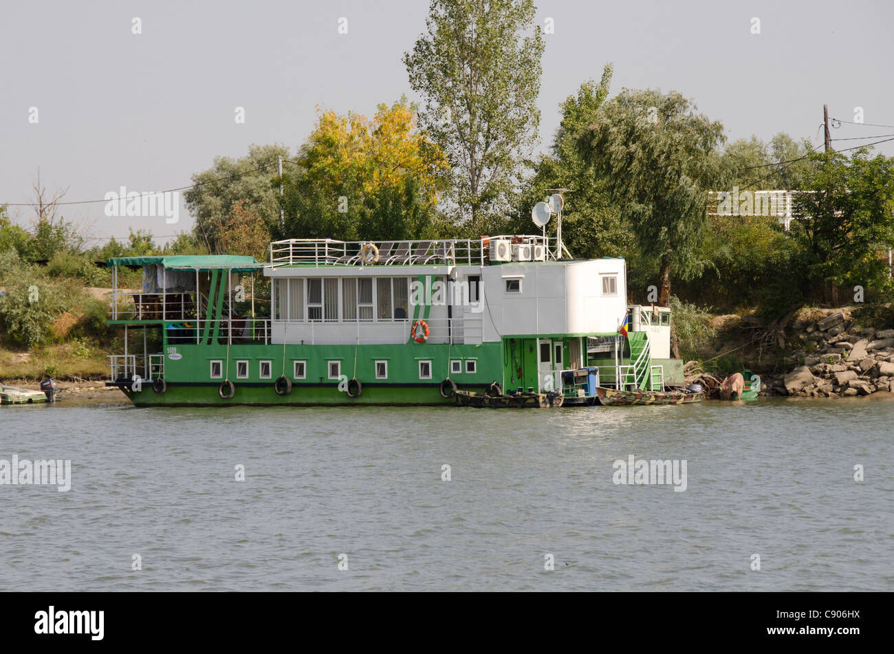 Rumänien, Constanta. Dobrudgea Region entlang der Donau-Delta, in der Nähe der Stadt Tulcea. Hausboot auf dem Fluss. Stockfoto