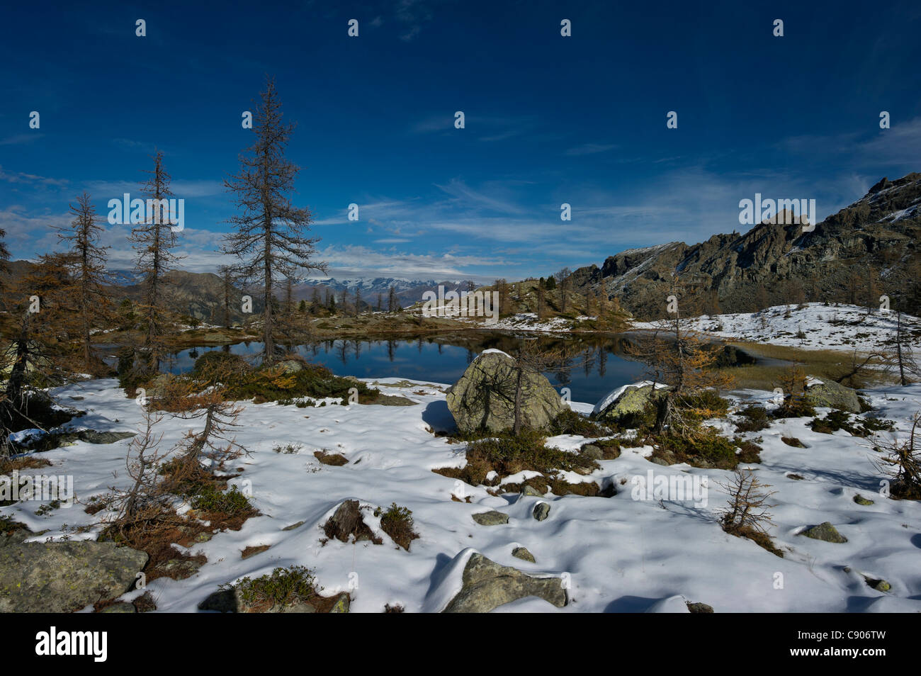 Italien, Aosta-Tal, Monte Avic Regionalpark, Berglandschaft mit einem Alpensee Stockfoto