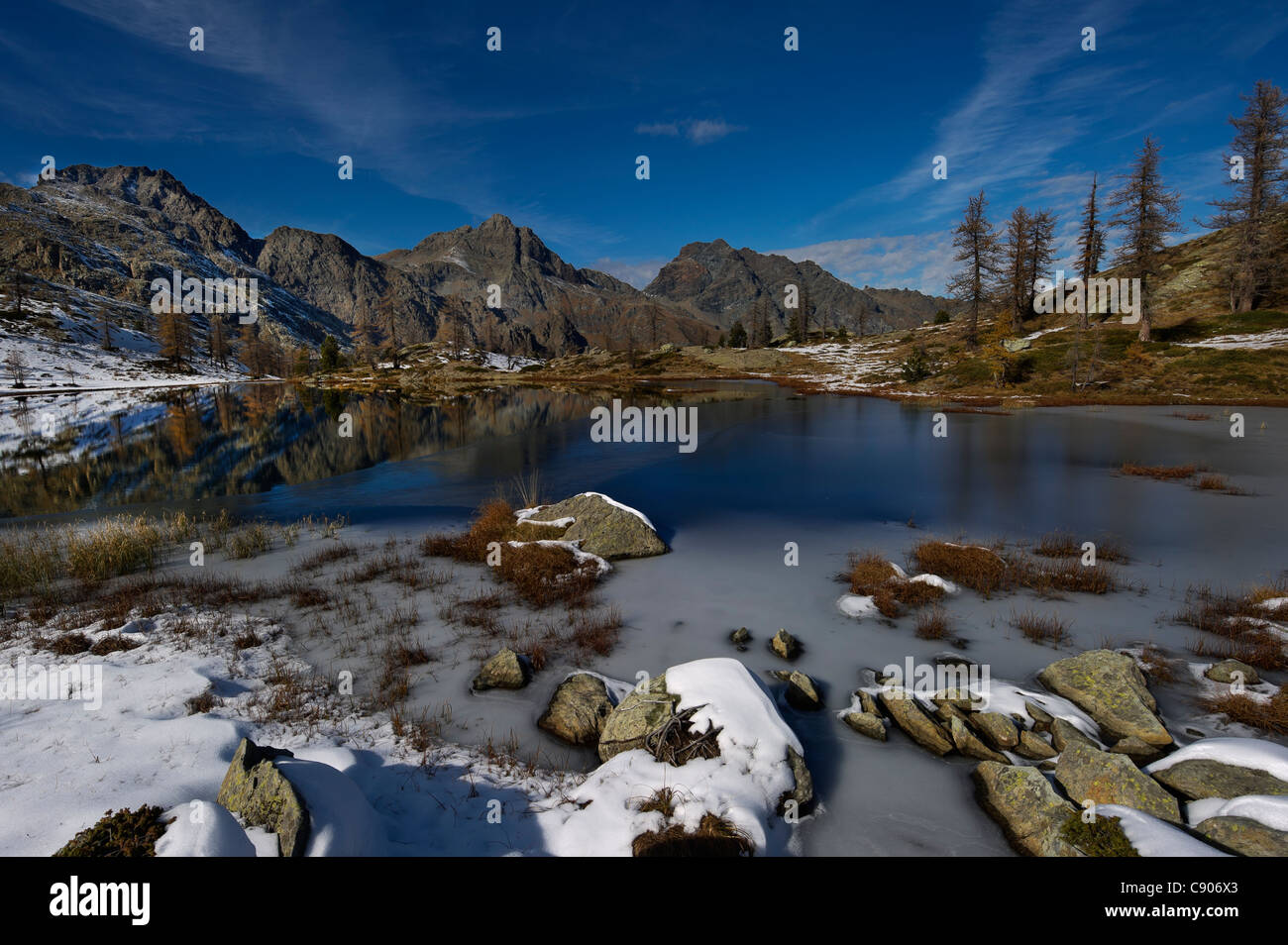 Italien, Aosta-Tal, Monte Avic Regionalpark, Berglandschaft mit einem Alpensee Stockfoto