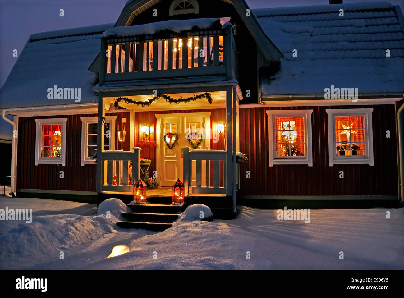 Weihnachten dekoriert Schwedenhaus mit Veranda, in der Nacht Stockfoto