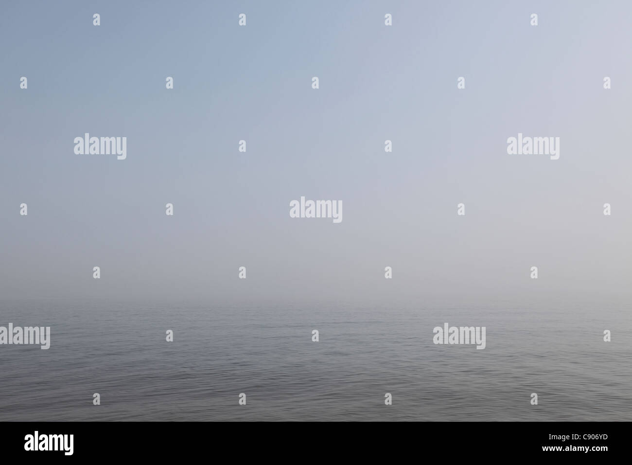 Die ruhige Nordsee, Horizont trüben Himmel, East Anglia, Erbe-Küste von Suffolk, UK Stockfoto