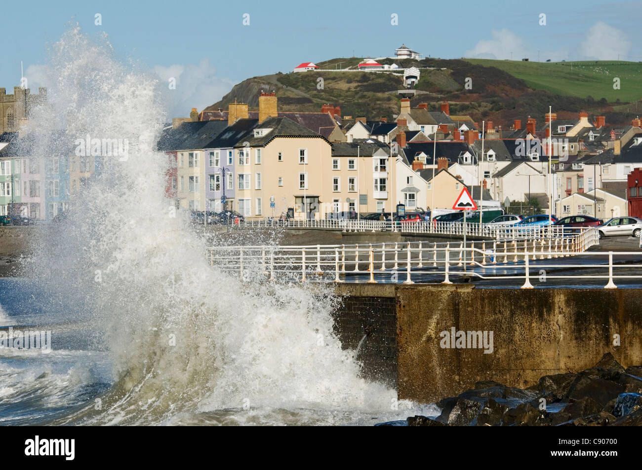 Ein sonniger Wintertag in Aberystwyth mit den Wellen, die in den Hafen-Wänden. Stockfoto