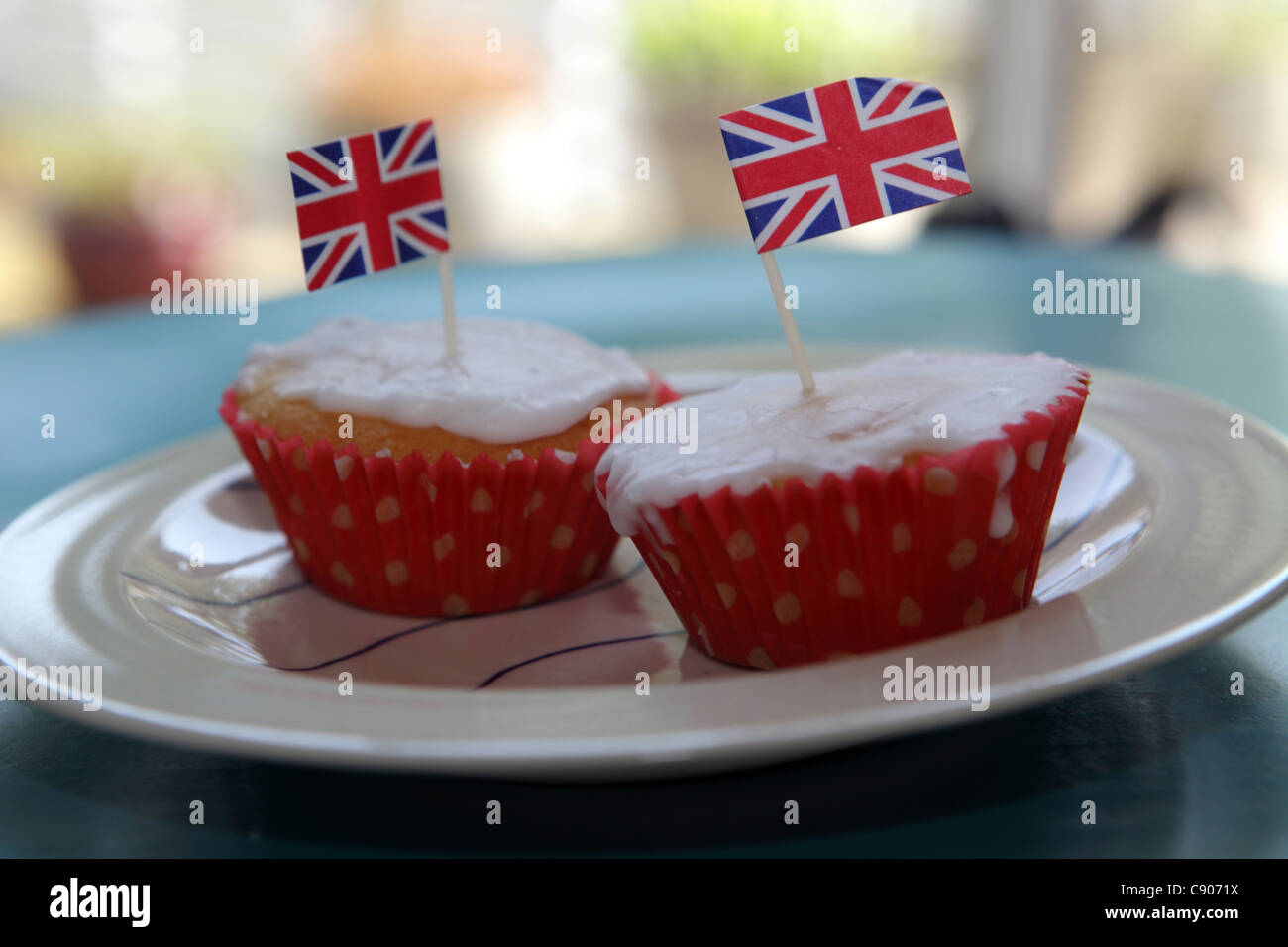 Geeiste Cupcakes Schwamm Brötchen mit Union Jack-Flaggen, Street Party, Suffolk, England, UK Stockfoto