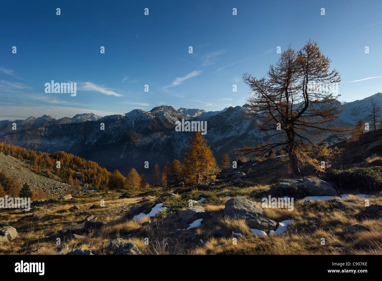 Italien, Aostatal, Berglandschaft im Herbst Stockfoto