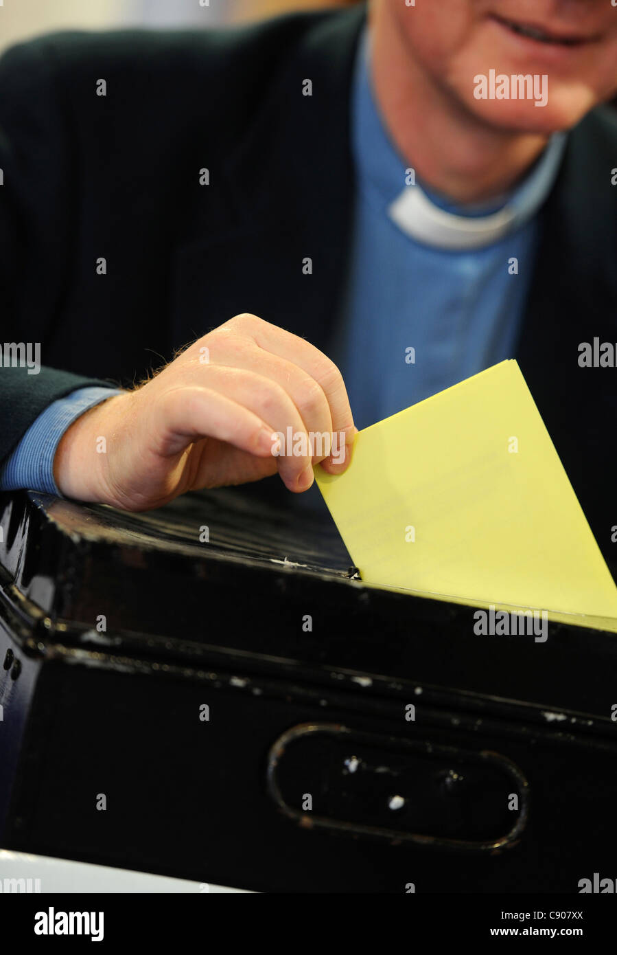 Diözesane Synode Abstimmung über die Entscheidung der es Frauen ermöglicht, Bischöfe zu werden. Stockfoto