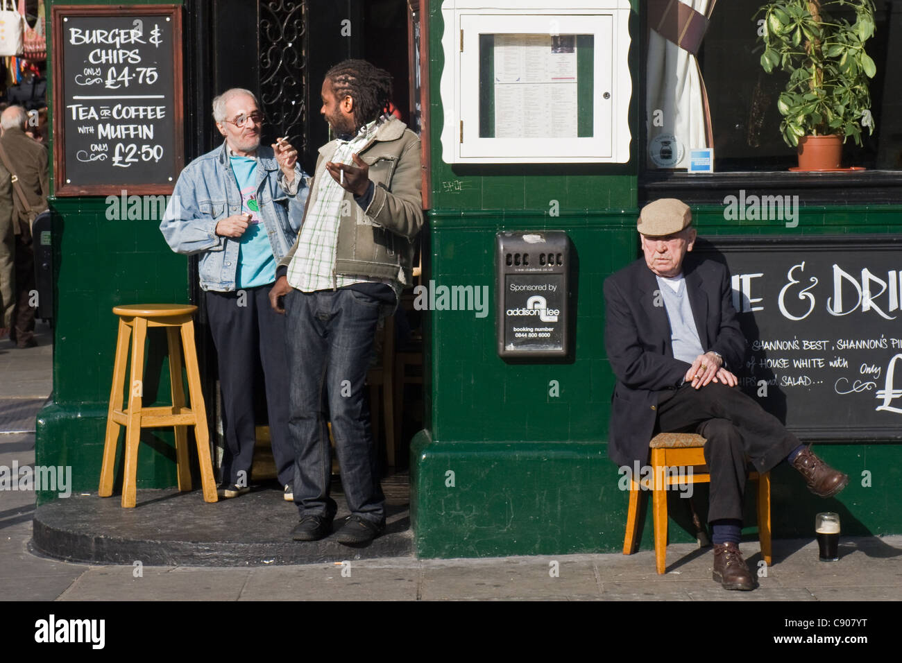 Menschen außerhalb Shannons Pub, Portobello Road, Notting Hill, London, England, UK Stockfoto