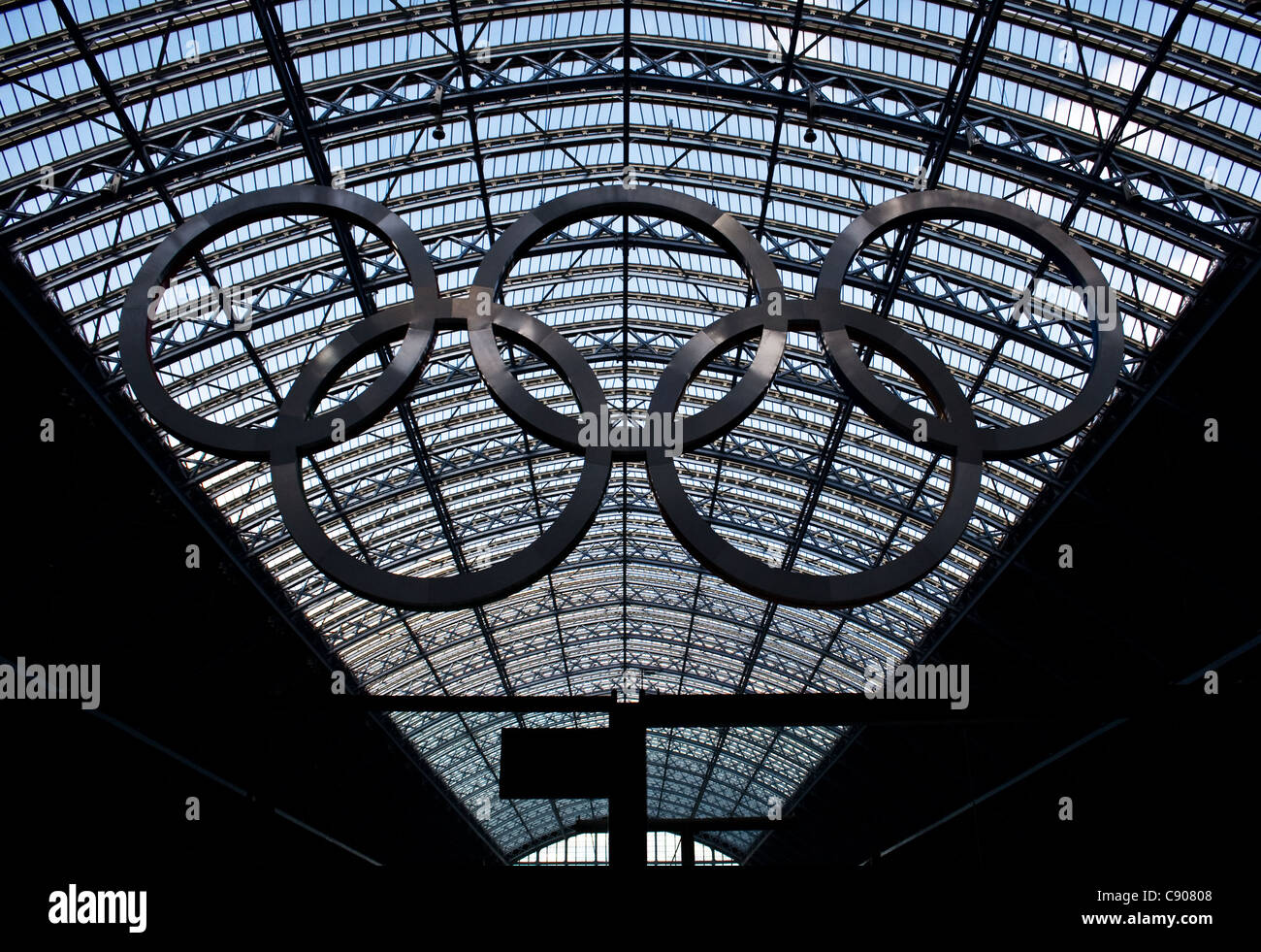 Olympische Ringe Silhouette gegen Glasdach, St Pancras International Station, London, Großbritannien Stockfoto