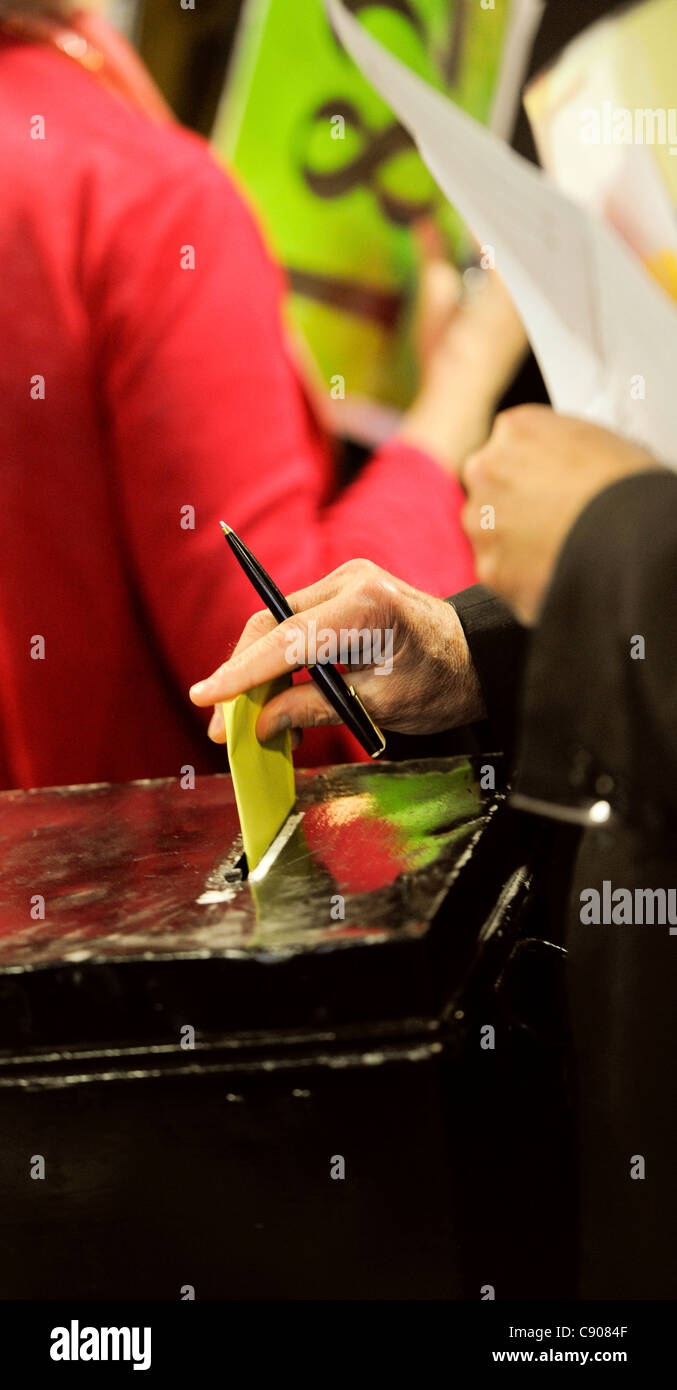 Diözesane Synode Abstimmung über die Entscheidung der es Frauen ermöglicht, Bischöfe zu werden. Stockfoto