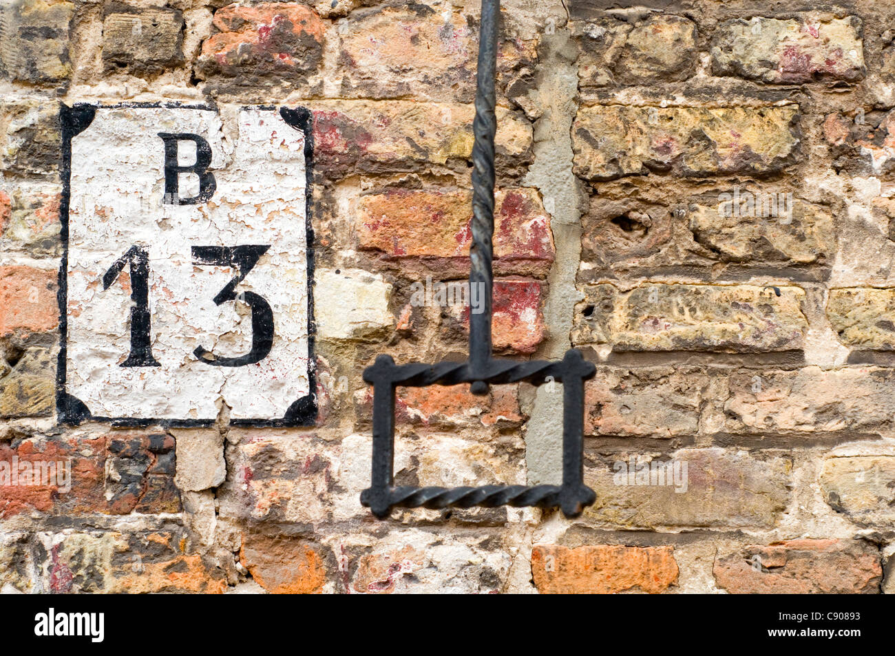 Die Hausnummer und eine alte Glocke ziehen an der Seite eines Gebäudes in Brügge, Belgien Stockfoto