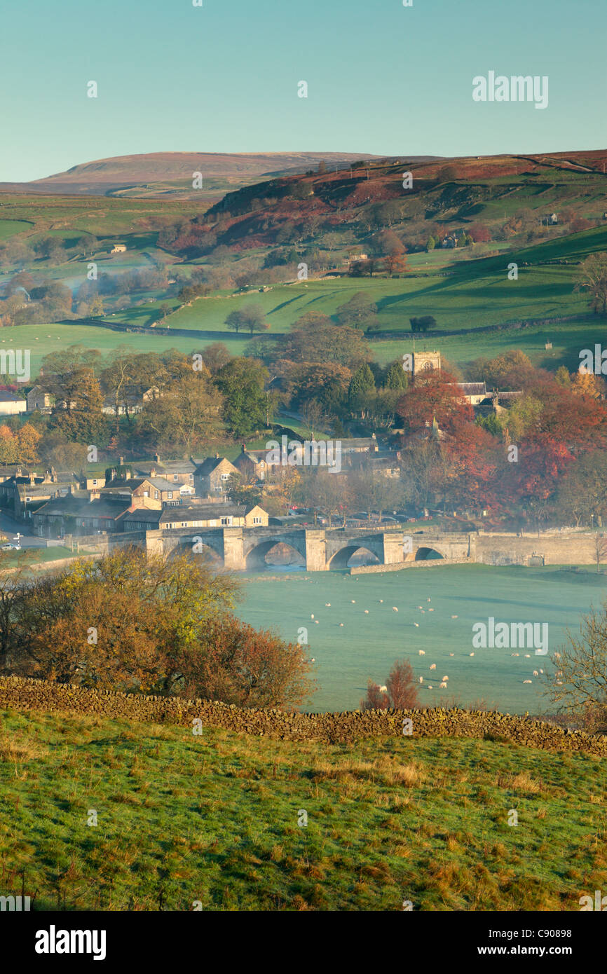 Sonnenaufgang im Herbst beim Burnsall in Wharfedale, Yorkshire Stockfoto