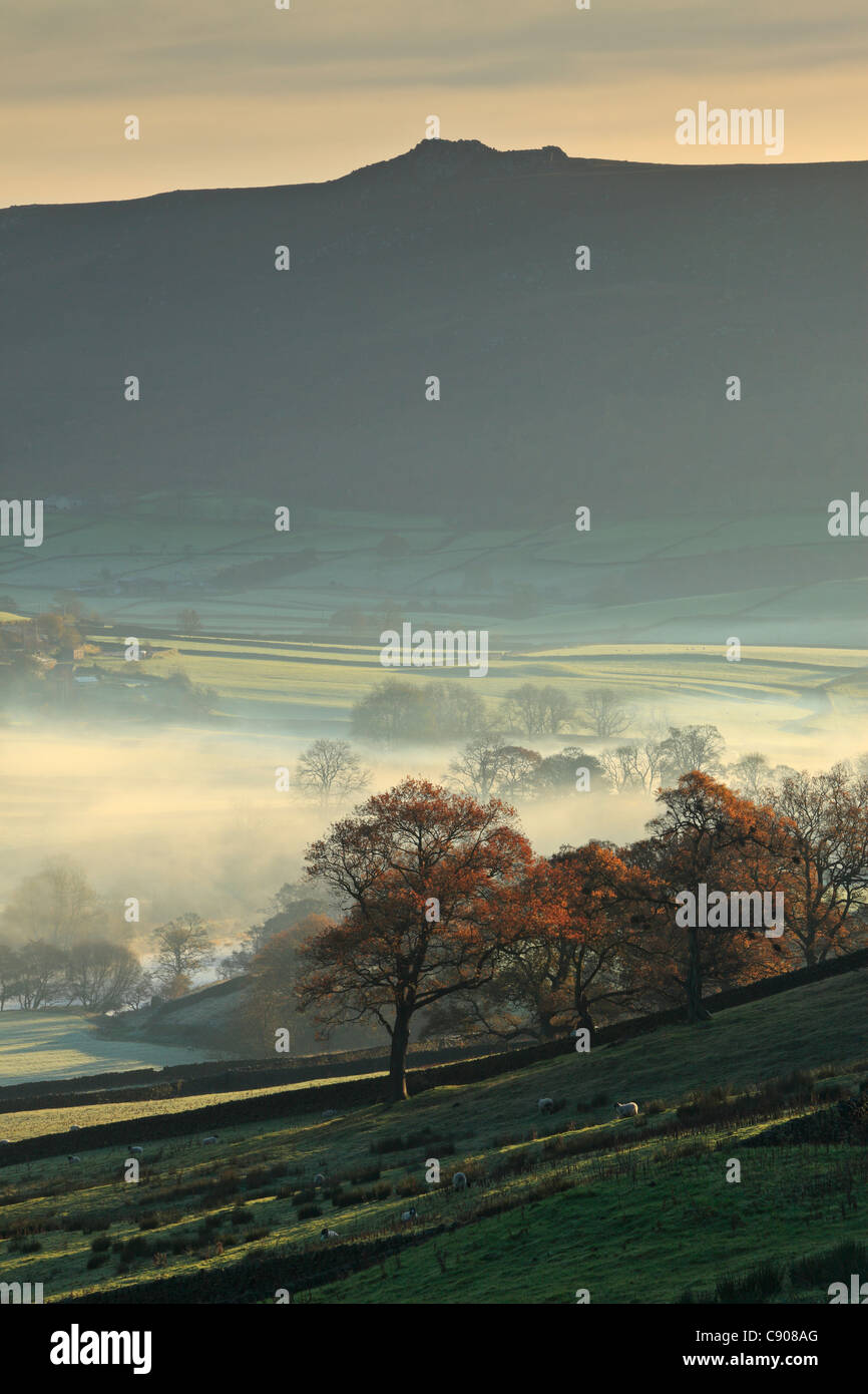 Herbst Nebel hängt über Wharfedale und des Flusses Wharfe mit der Silhouette des Simons Sitz sichtbar in der Ferne Stockfoto