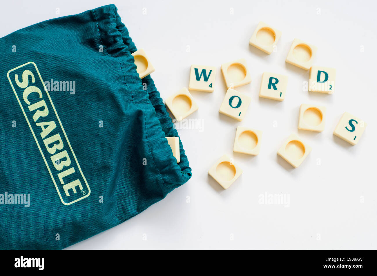 Scrabble-Fliesen und die Tasche mit dem Spiel enthalten Stockfoto