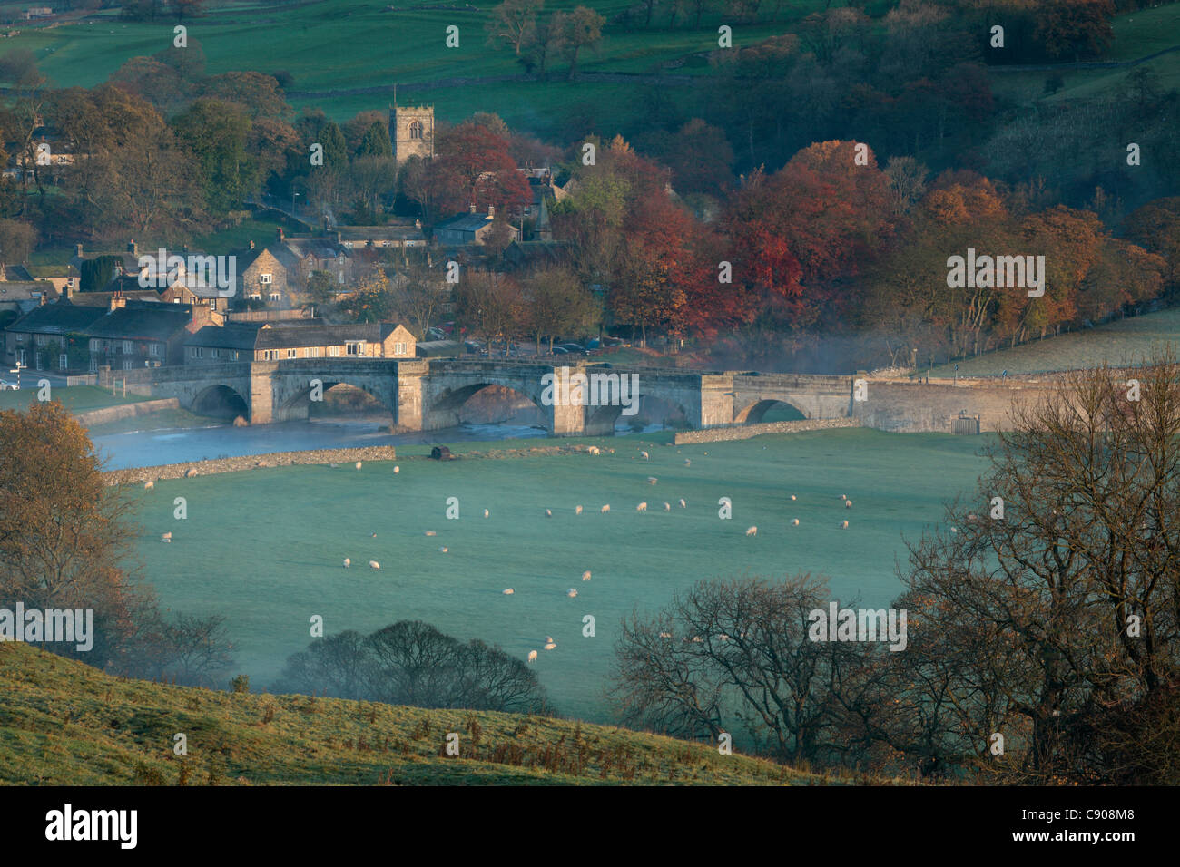 Sonnenaufgang im Herbst beim Burnsall in Wharfedale, Yorkshire Stockfoto