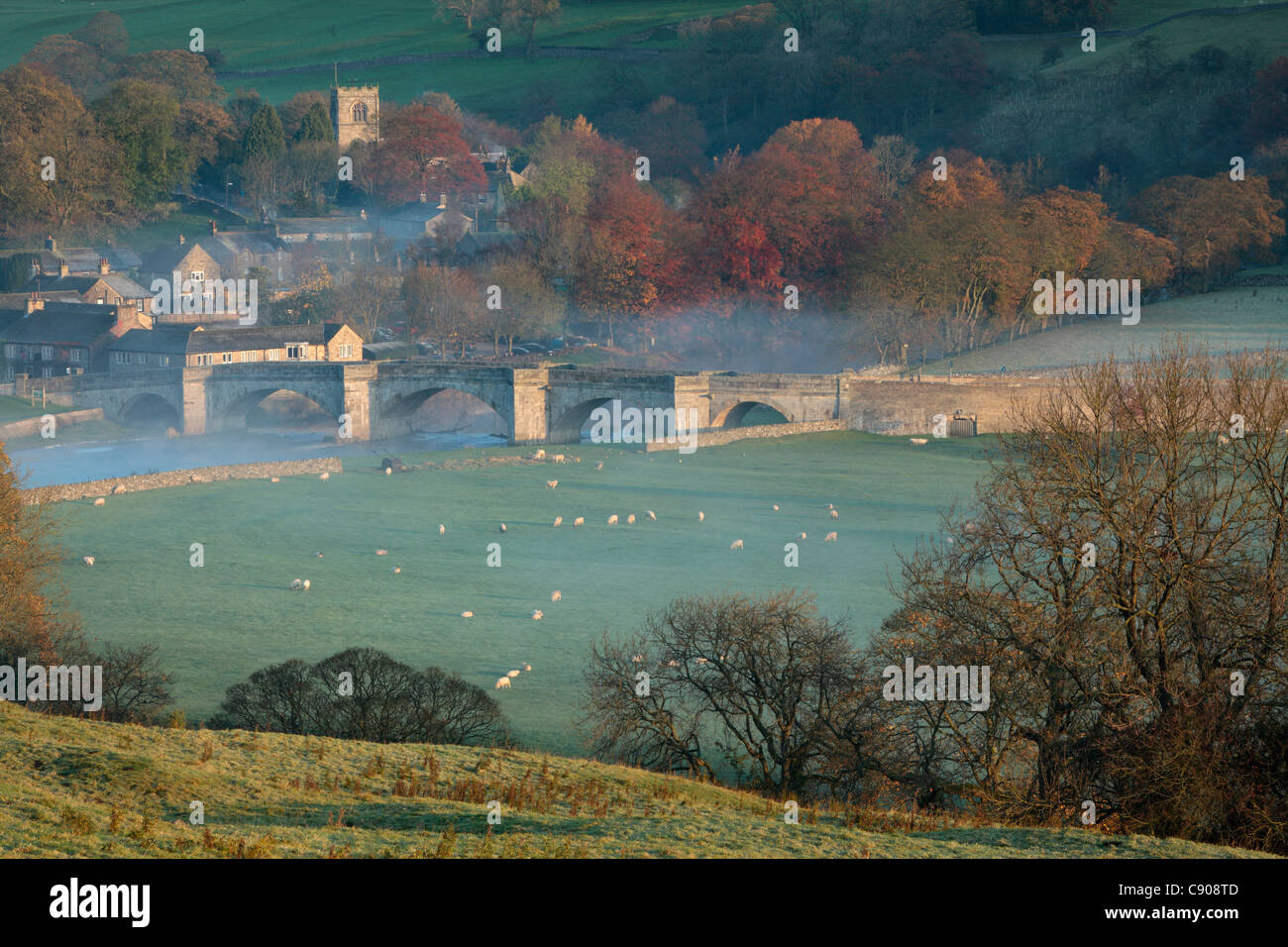 Sonnenaufgang im Herbst beim Burnsall in Wharfedale, Yorkshire Stockfoto