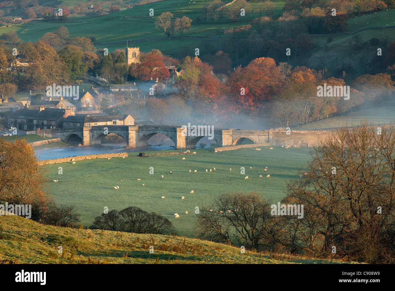 Sonnenaufgang im Herbst beim Burnsall in Wharfedale, Yorkshire Stockfoto