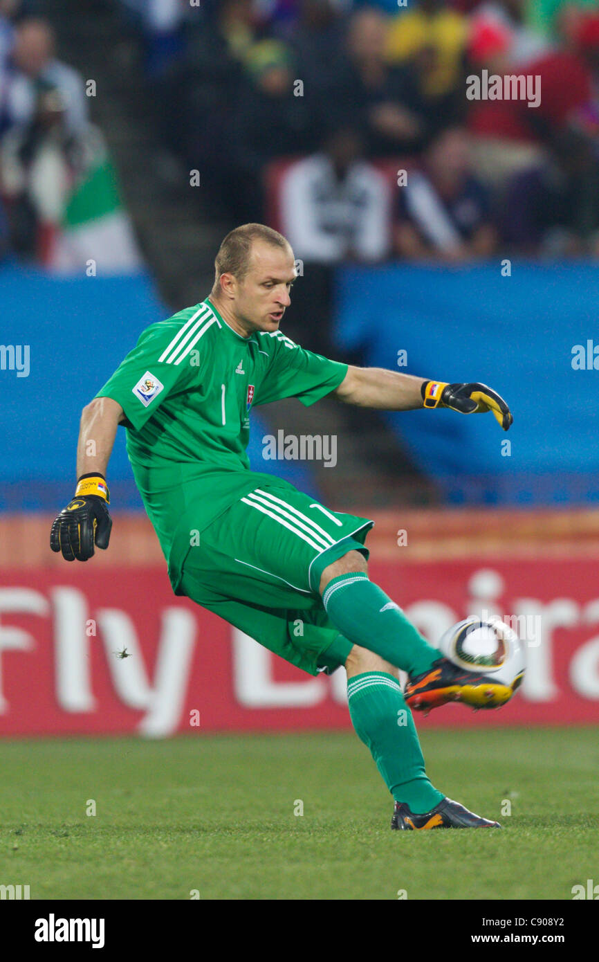 Torhüter Jan Mucha aus der Slowakei macht sich am 24. Juni 2010 im Ellis Park Stadium in Johannesburg, Südafrika, beim Spiel der FIFA Fussball-Weltmeisterschaft Gruppe F gegen Italien den Ball frei. Nur redaktionelle Verwendung. Kommerzielle Nutzung verboten. Keine Nutzung von Push-to-Mobilgeräten. (Foto: Jonathan Paul Larsen / Diadem Images) Stockfoto