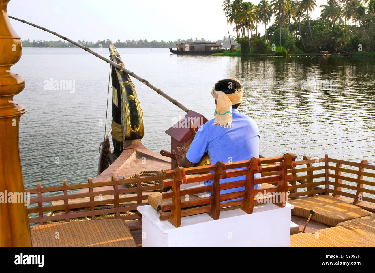 Skipper Lenkung Kettuvallam, Hausboot in den Backwaters von Kerala in See Vembanad, Indien Stockfoto