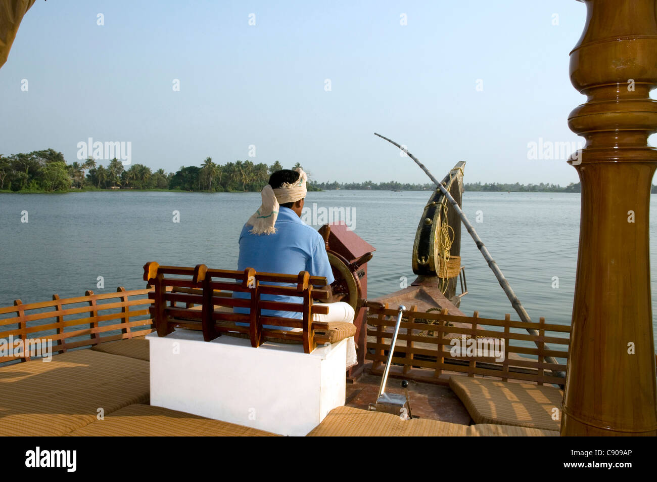 Skipper Lenkung Kettuvallam, Hausboot in den Backwaters von Kerala in See Vembanad, Indien Stockfoto