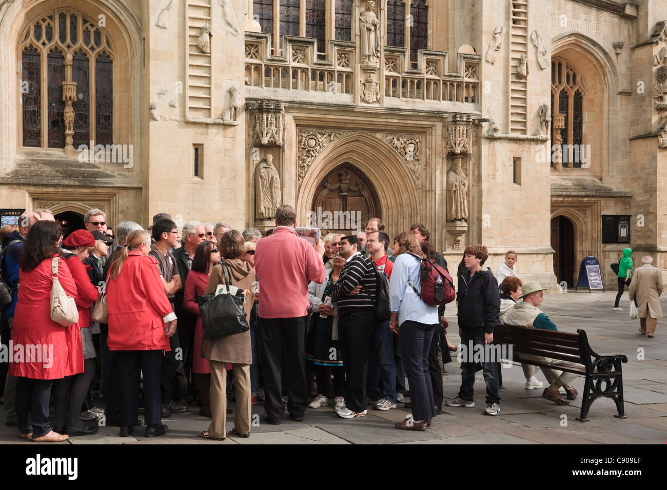 Gruppe von Touristen mit einem Reiseführer außerhalb der römischen Bäder Trinkhalle in der historischen Stadt. Bath, Somerset, England, Großbritannien. Stockfoto