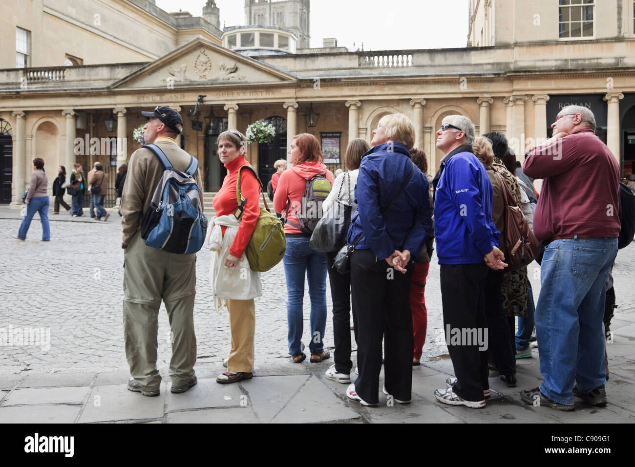 Bad Somerset England UK Gruppe von Touristen auf walking Tour zuhören, außen Könige und Königinnen Bäder in historischen Stadt führen Stockfoto