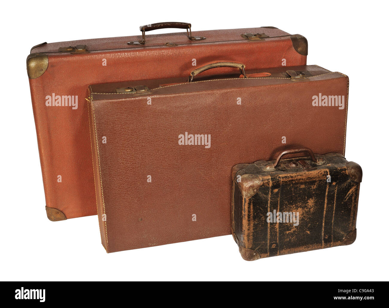 Drei alte Koffer mit unterschiedlicher Größe, isoliert auf weiss. Stockfoto