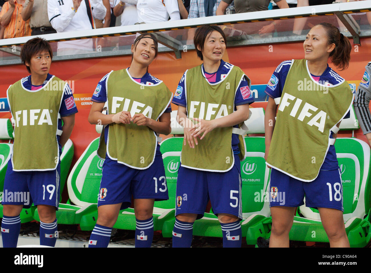 Japan-Ersatzspieler auf der Mannschaftsbank vor 2011 FIFA Frauen WM-Viertelfinale-Fußball Spiel gegen Deutschland. Stockfoto