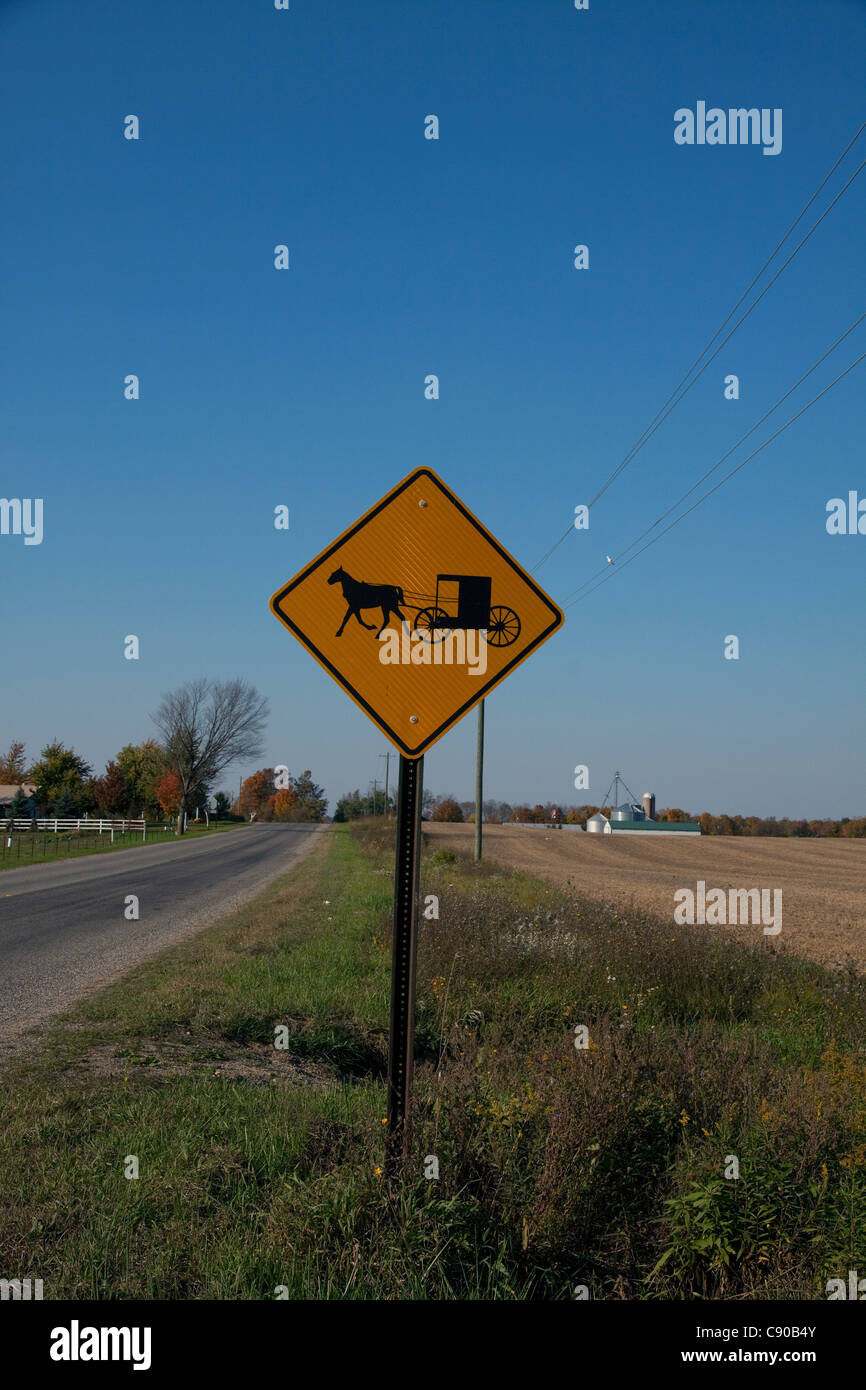 Melden Sie anzeigenden Amish oder Mennoniten nicht motorisierte Fahrzeuge im Bereich Michigan USA Stockfoto