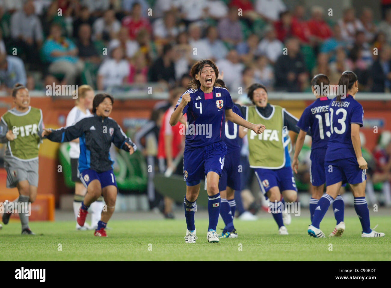 Saki Kumagai von Japan (4) und Teamkollegen feiern nach dem Sieg über Deutschland in einem 2011 FIFA Frauen WM Viertelfinalspiel. Stockfoto