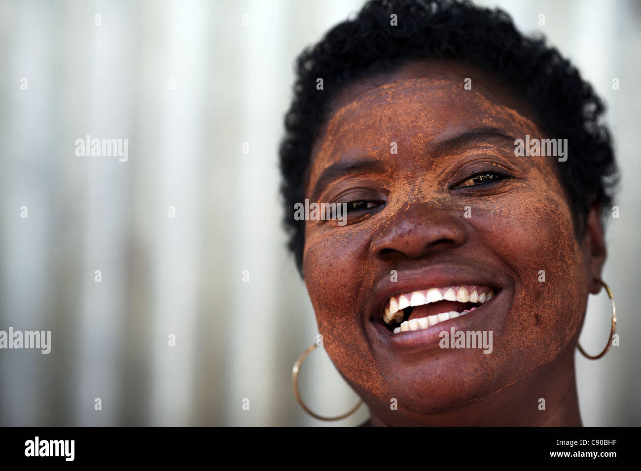 Eine madagassischen Frau in den Vierzigern tragen traditionelle Gesicht Malerei lächelt offen in Hell-Ville, Nosy Be (Nossi-Bé), Madagaskar Stockfoto