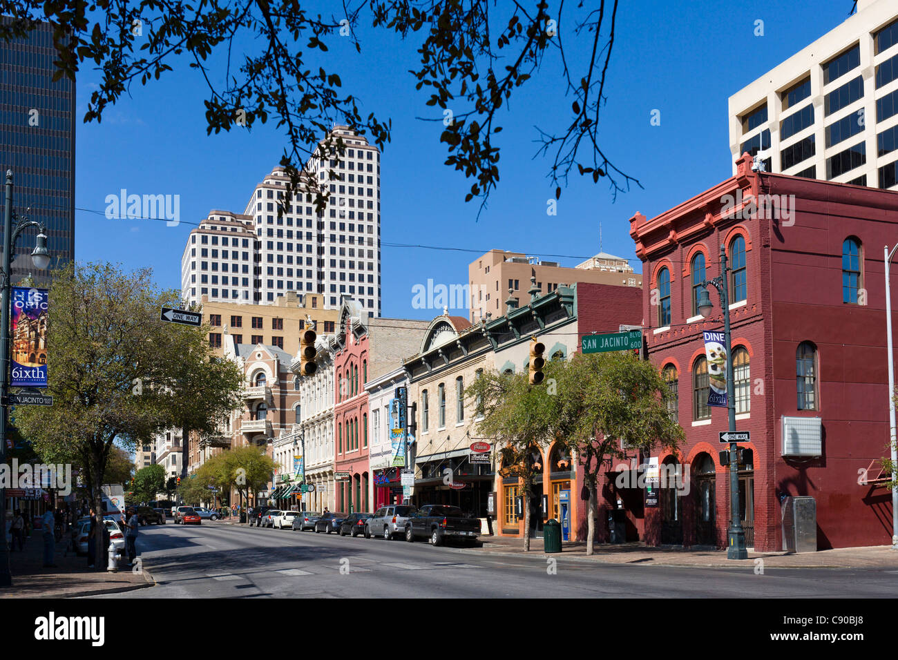 Bars und Restaurants an der East 6th Street im historischen Stadtzentrum von Austin, Texas, USA Stockfoto