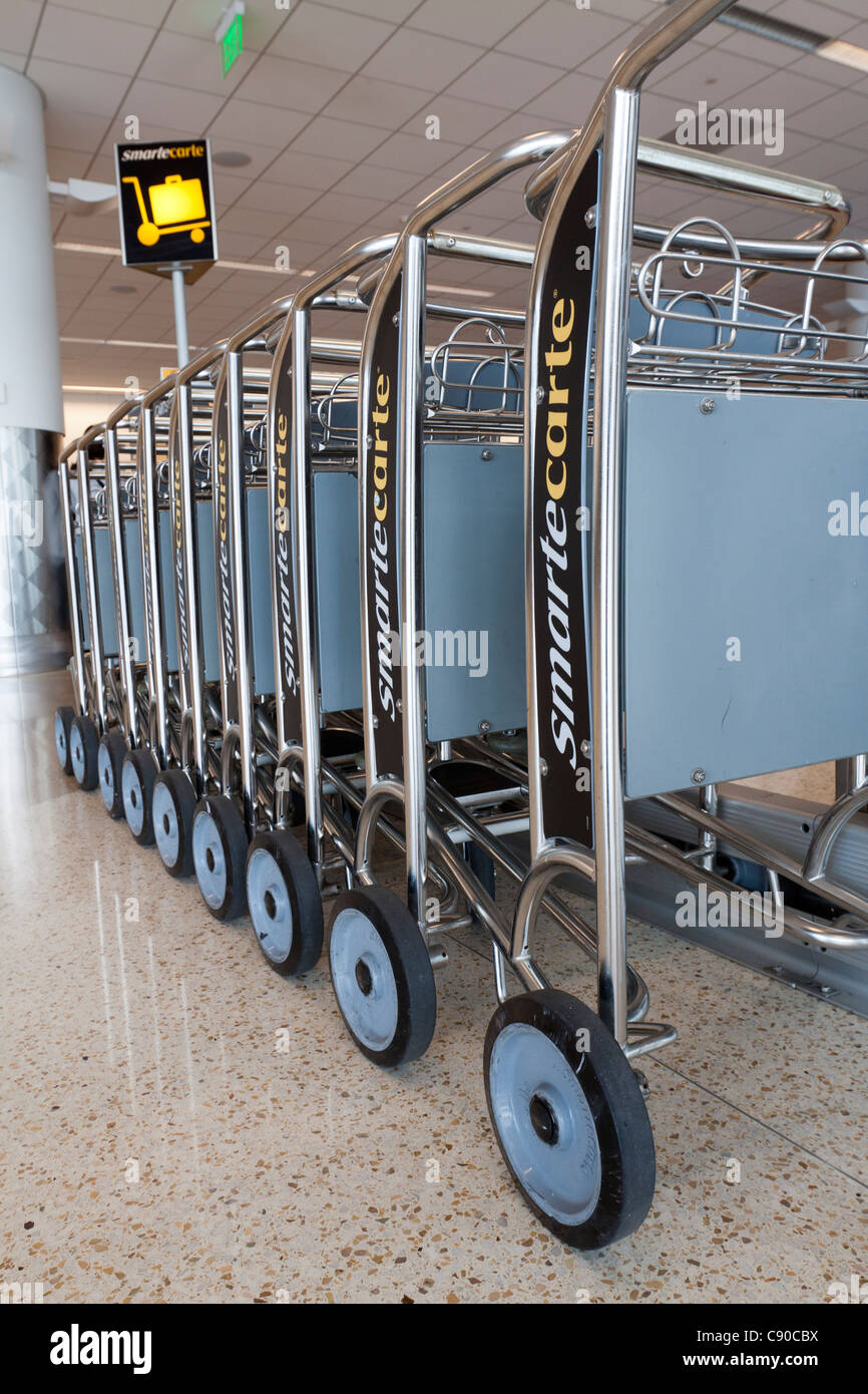 Gestapelte Reihe von SmarteCartes für den Transport von Gepäck am Flughafen-terminal zur Verfügung Stockfoto