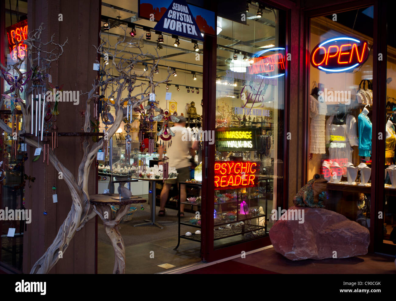 Sedona Arizona, Crystal Vortex Shop Schaufenster mit Zeichen und eine psychische Leser öffnen Stockfoto