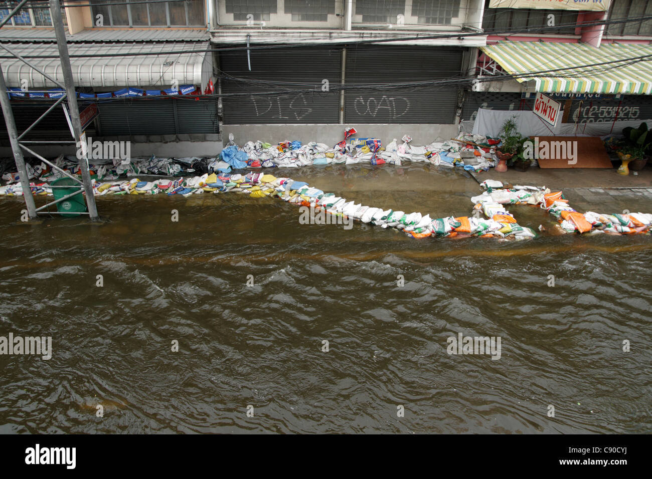 Hochwasser auf Straße, Rangsit, Pathum Thanni Provinz, Thailand Stockfoto