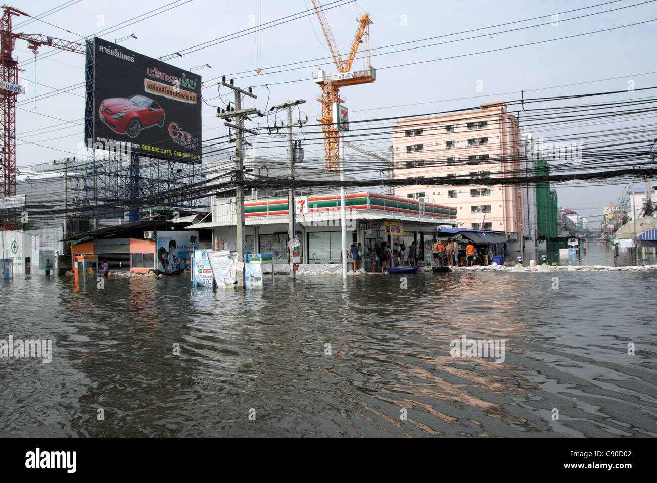 Hochwasser auf Phaholyothin Road, Rangsit, Pathum Thanni Provinz, Thailand Stockfoto