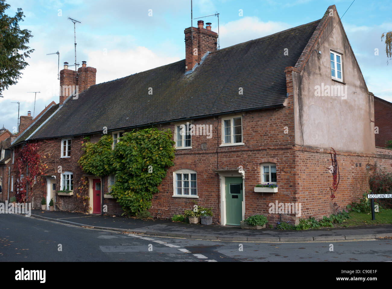 Traditionellen roten Backstein-Hütten in den Markt Stadt Tenbury Wells in worcestershire Stockfoto