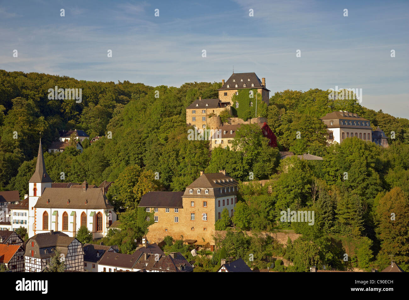 Burg, Fachwerkhaus, Kirche St. Mariae Himmelfahrt, Blankenheim, Eifel, Nordrhein-Westfalen, Deutschland, Europa Stockfoto