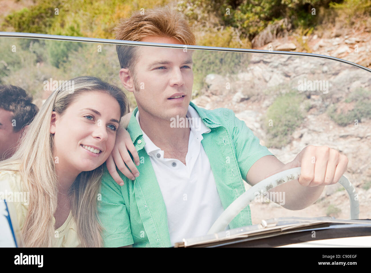 Junges Paar treibende Cabrio Stockfoto