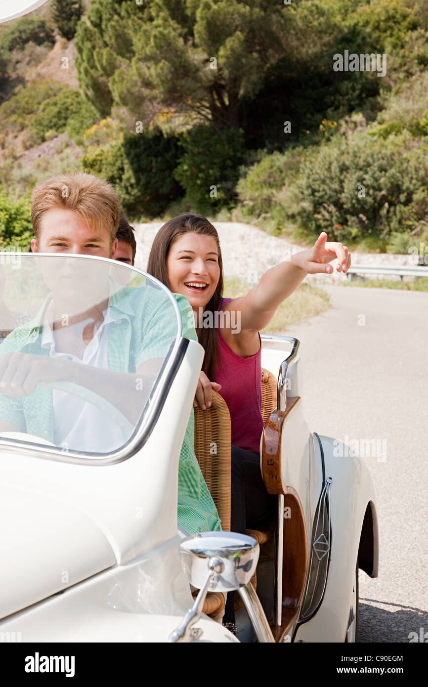 Junge Leute fahren Cabrio Stockfoto