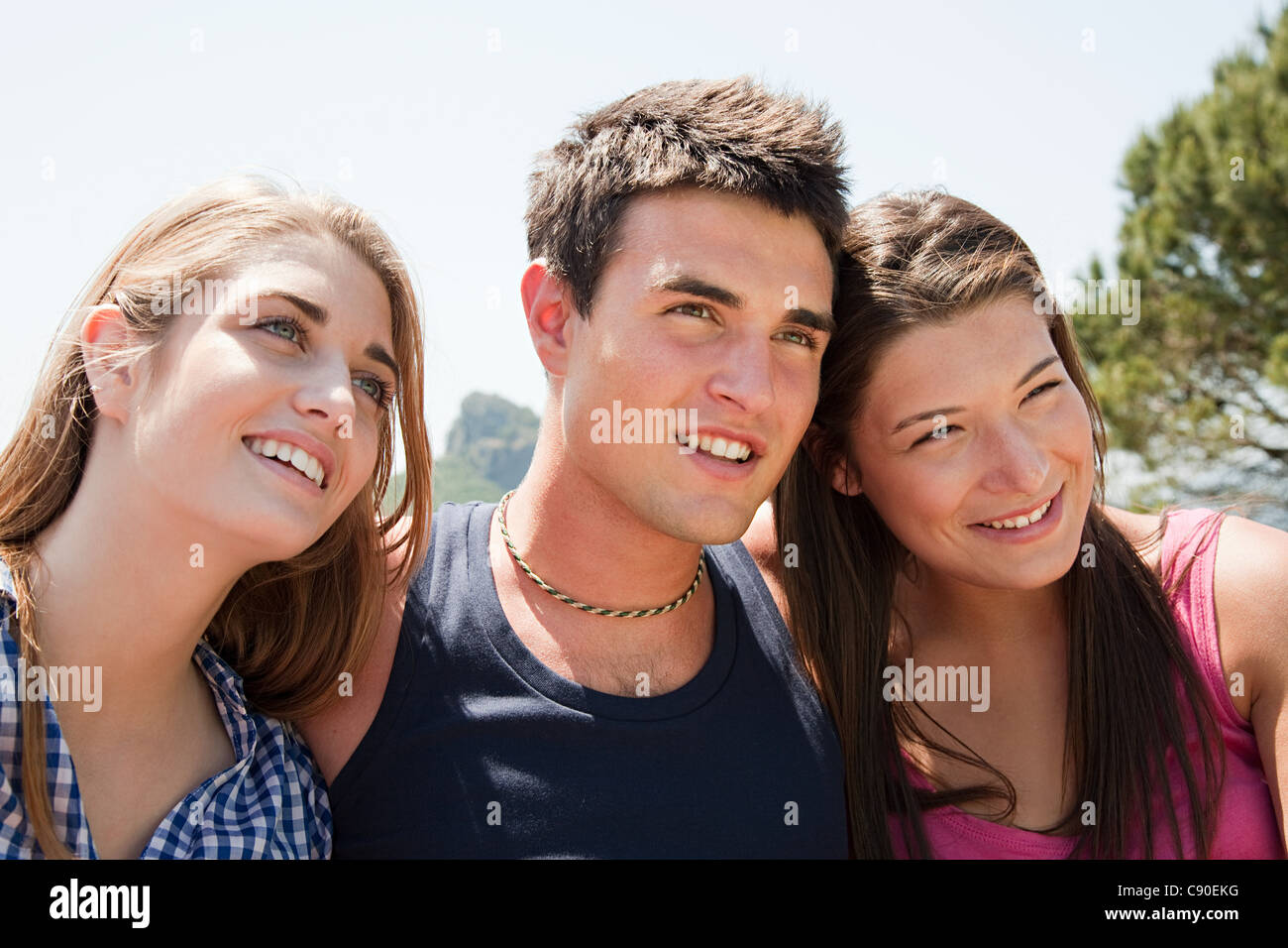 Drei junge Freunde wegschauen Stockfoto