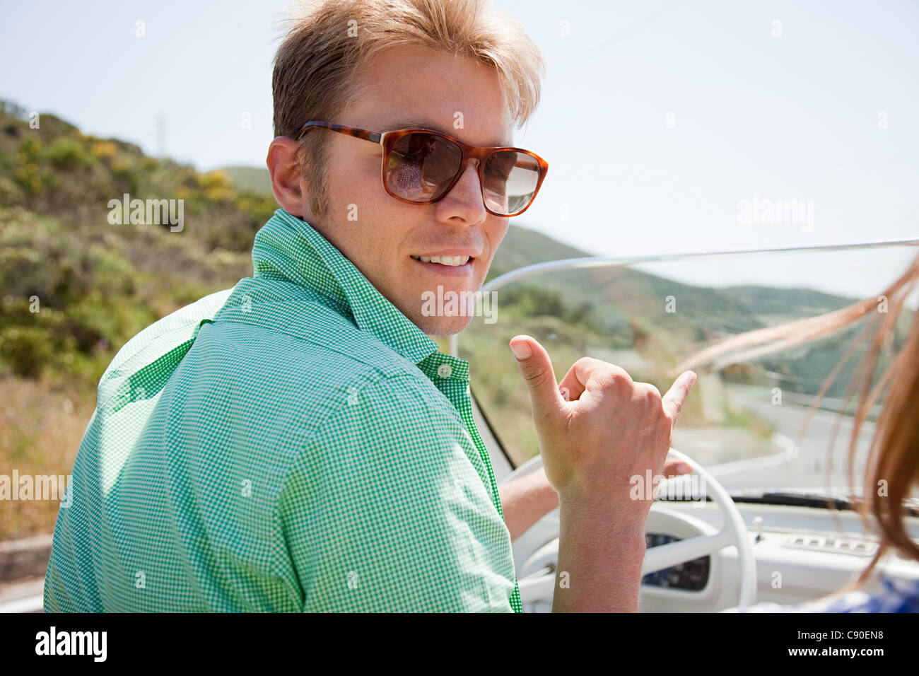 Junger Mann mit Sonnenbrille fahren Cabrio Stockfoto