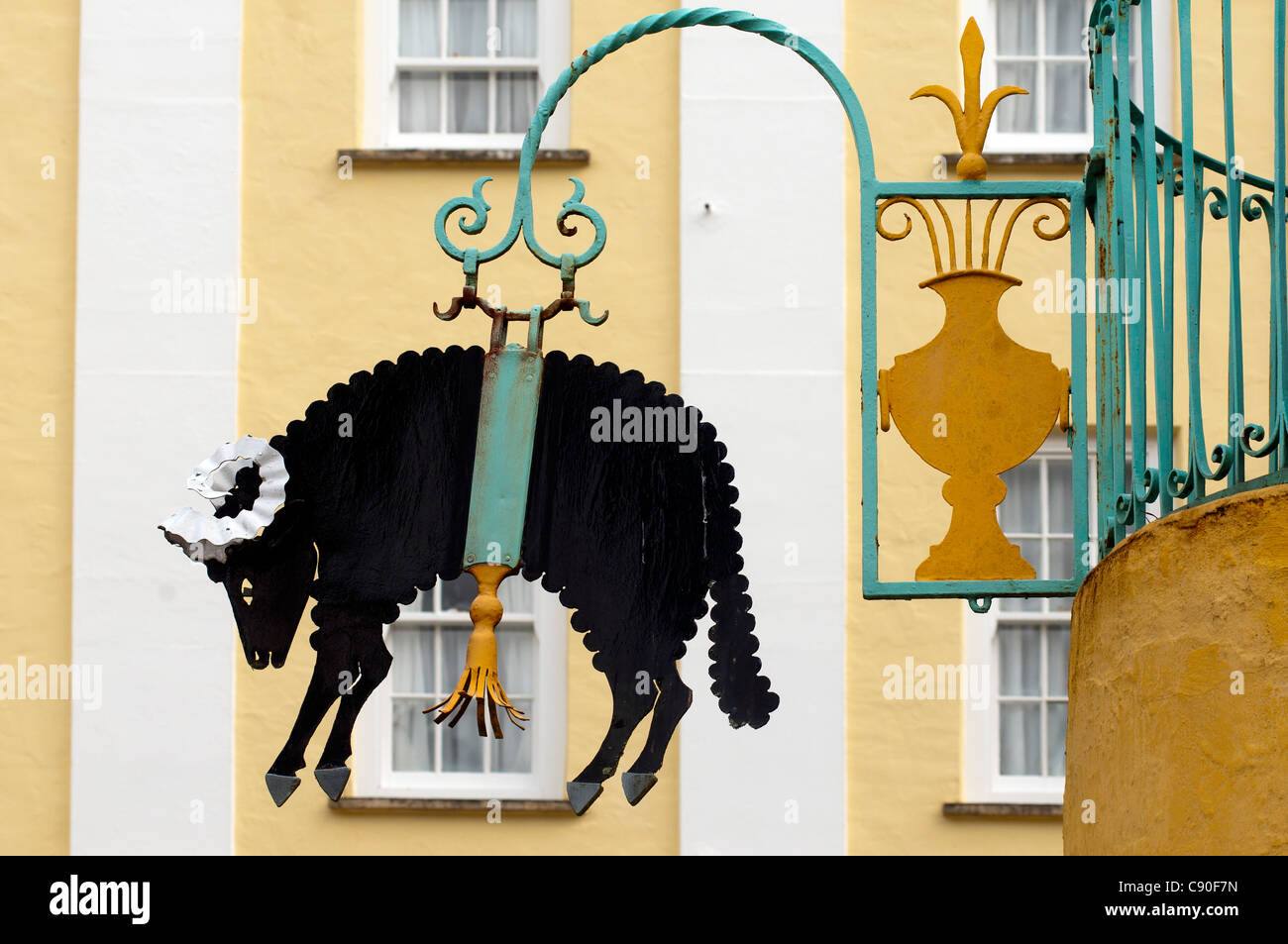 Susan Williams-Elliss Schafe unterzeichnen vor einem Café das Dorf Portmeirion von walisischen Architekt Sir Clough Williams gegründet Stockfoto