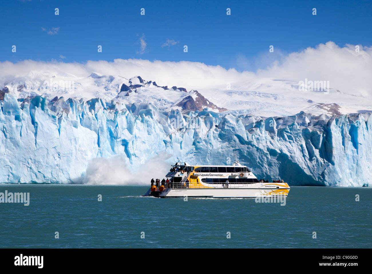 Kalbende Gletscher-Schiff vor der Perito Moreno Gletscher Lago Argentino Los Glaciares National Park in der Nähe von El Calafate Patagonien Stockfoto