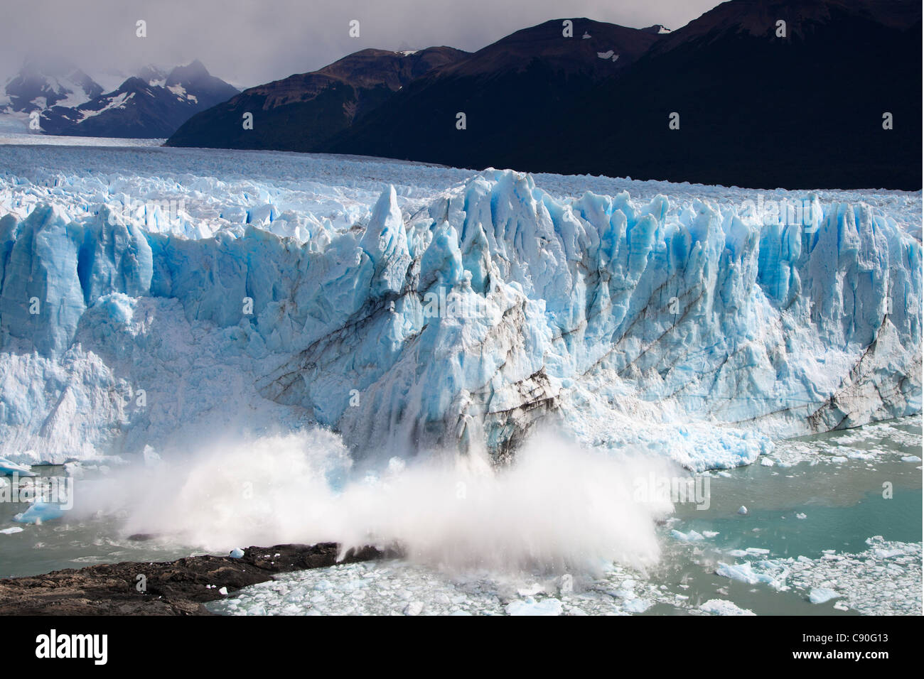 Kalben Perito-Moreno-Gletscher, Lago Argentino, Nationalpark Los Glaciares, in der Nähe von El Calafate in Patagonien, Argentinien Stockfoto